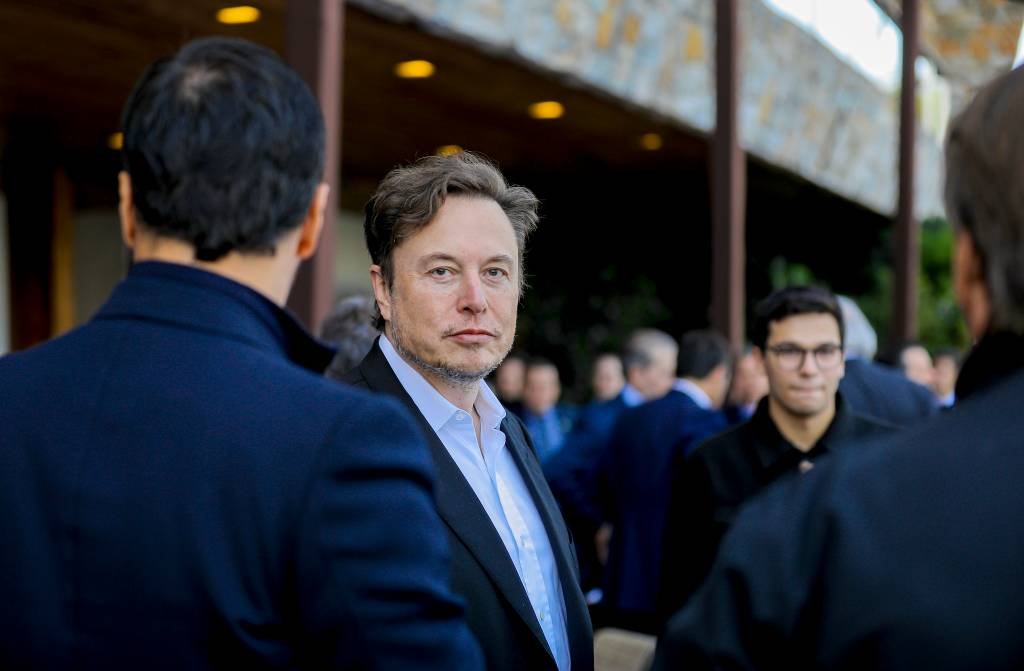 Article image for Elon Musk willing to finish Twitter buyout under original terms — under one condition