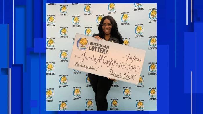 Article image for Detroit woman wins $100,000 prize while playing on lottery app during break