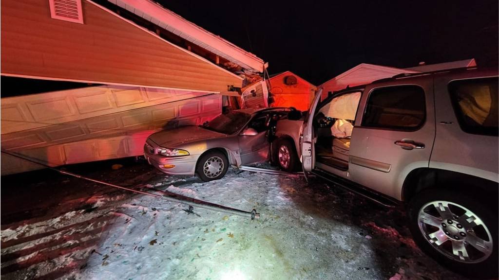 Article image for Vehicle crashes into home on Kenilworth Road