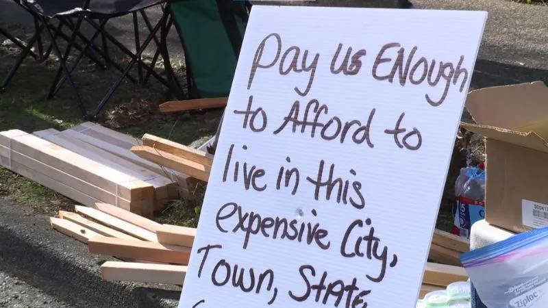 Article image for City of Portland workers begin picketing following failed negotiations