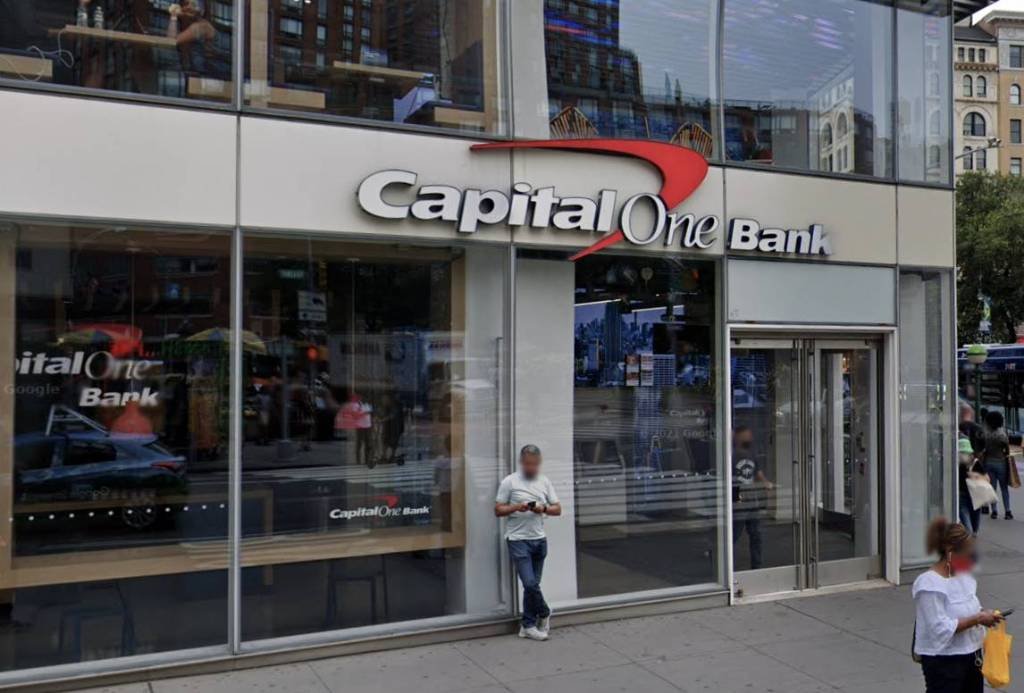 Article image for Man, 35, slashed in face in Manhattan Capital One Bank; suspect at large