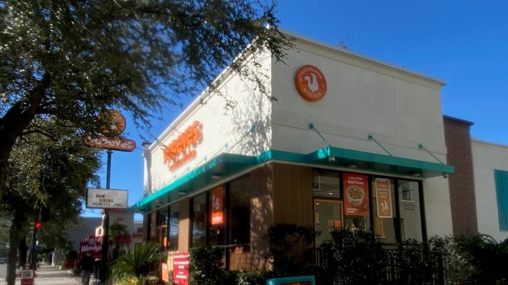 Article image for Popeyes customer argues with employees, fires shot through window, injures a woman inside, according to NOPD