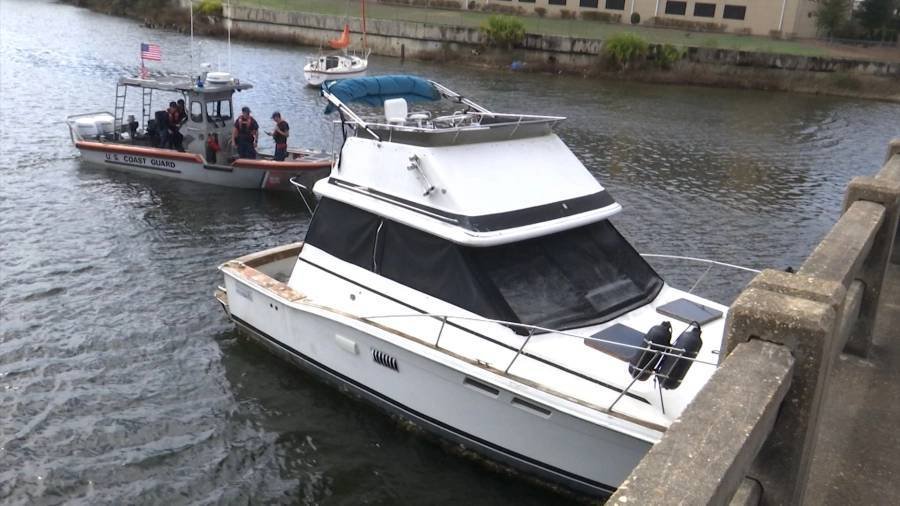 Article image for Boat gets stuck under bridge in Florida