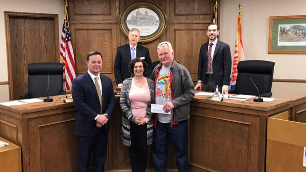 Article image for Kanawha County commissioners present Dairy Winkle owners with $35,000 check