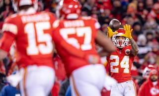 Article image for How one Chiefs rookie impressed on sideline vs. Bengals: ‘Fellas, we’re gonna be OK’