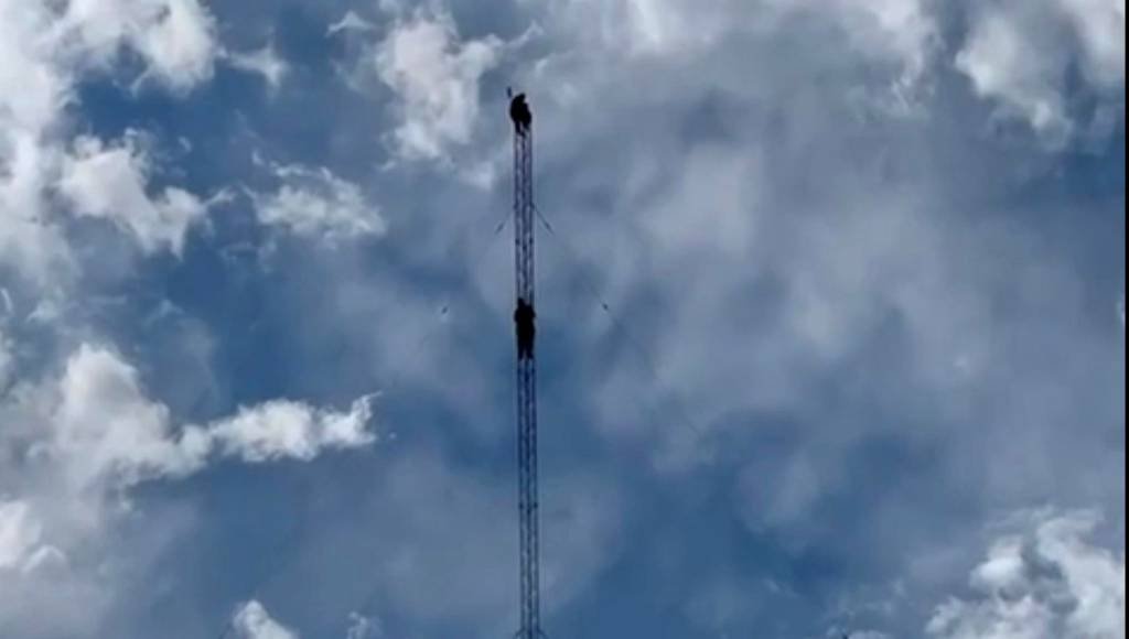 Car theft suspect spends 12+ hours atop radio tower in attempt to avoid police (smartnews.com)